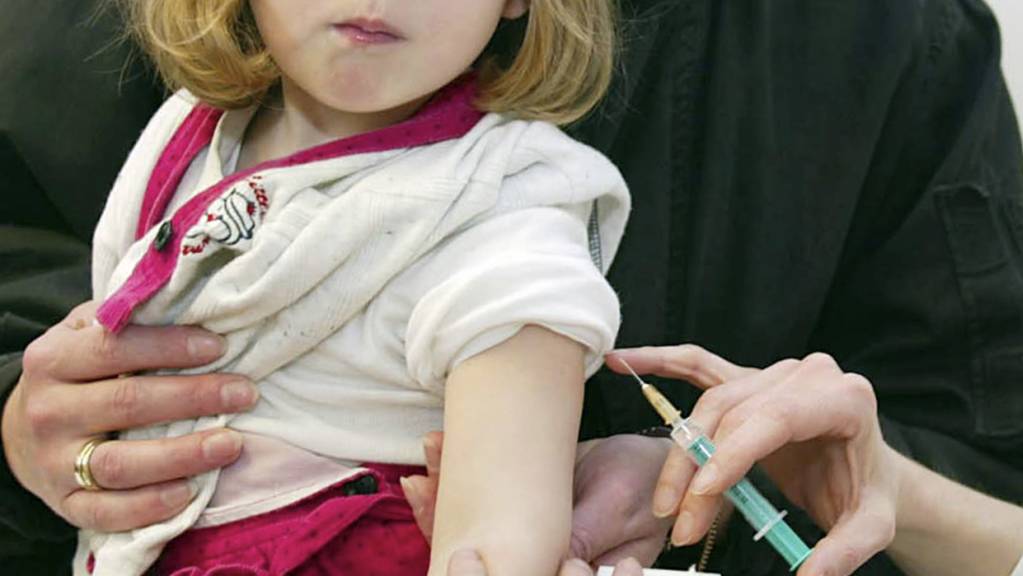 Hoch ansteckende Masern: In Deutschland wird die Impfpflicht für Kitas und Schulen eingeführt. In der Schweiz wird die Impfung lediglich empfohlen. (Symbolbild)