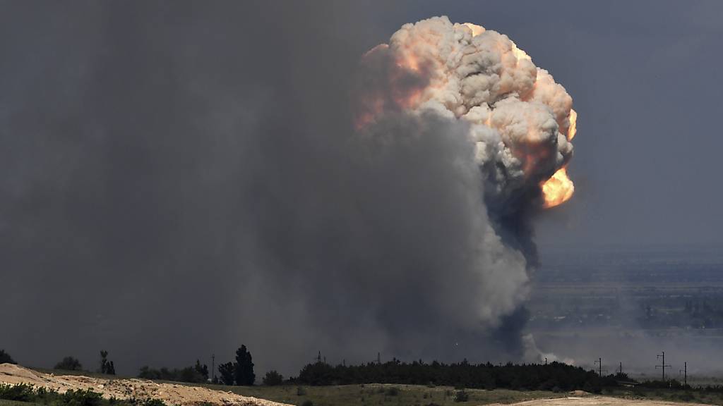 ARCHIV - Auf einem russischen Militärgelände der annektierten Schwarzmeer-Halbinsel Krim sind große Mengen Munition in die Luft geflogen (Archivbild). Foto: Viktor Korotayev/Kommersant Publishing House/AP/dpa