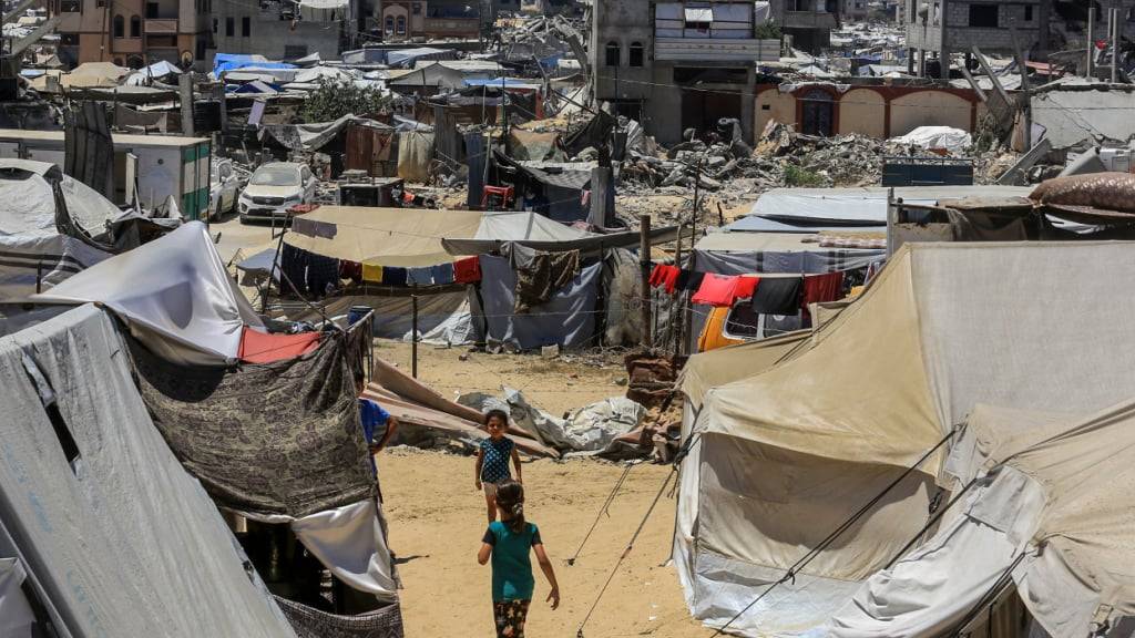 Vertriebene Palästinenser leben in provisorischen Behausungen, nachdem sie aufgrund israelischer Angriffe aus ihren Häusern geflohen sind. Foto: Abed Rahim Khatib/dpa
