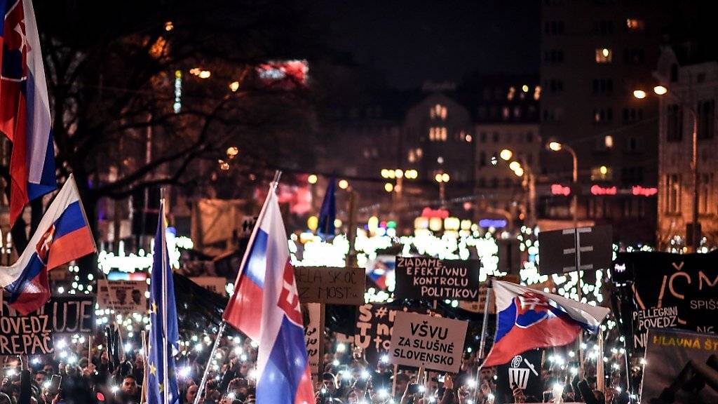 Nach der Ermordung des slowakischen Journalisten Jan Kuciak sind am Freitag in der Slowakei wieder zahlreiche Menschen auf die Strasse gegangen. (Archivbild)