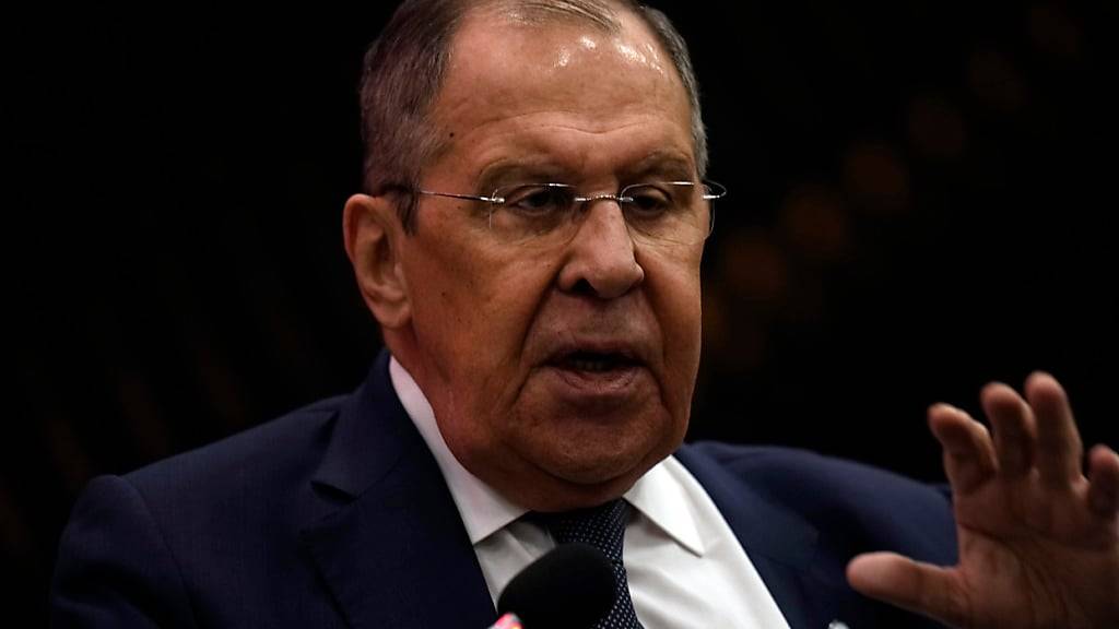 ARCHIV - Sergej Lawrow, Außenminister von Russland, spricht in einer Diskussionsrunde in der Türkei. Foto: Khalil Hamra/AP/dpa