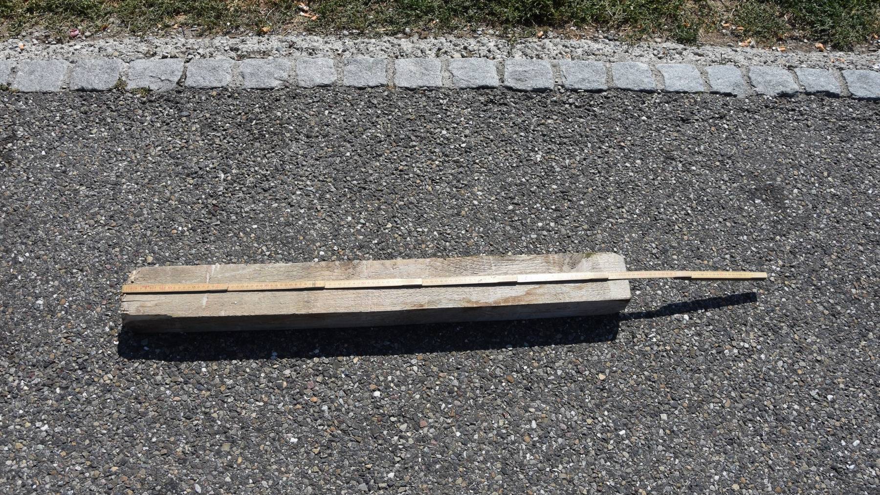 Das rund ein Meter lange Kantholz hat auf der Autobahn A1 bei Gossau viel Schaden angerichtet.