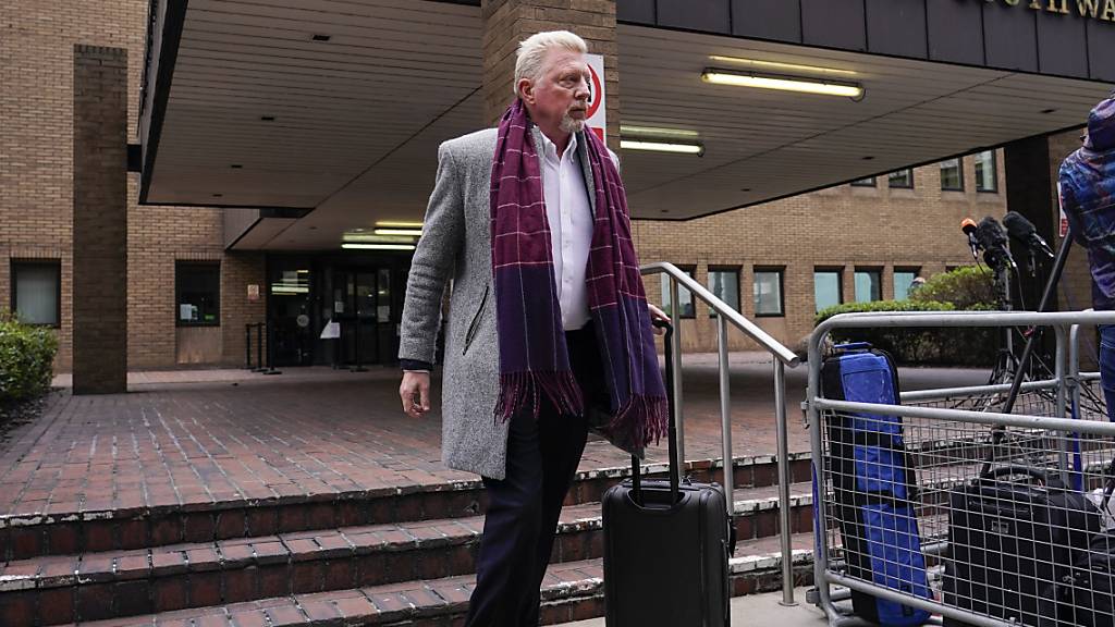 Der ehemalige Tennis-Star Boris Becker verlässt das Gerichtsgebäude in London. Erst in knapp drei Wochen wird er erfahren, ob und wie lange er ins Gefängnis gehen muss.