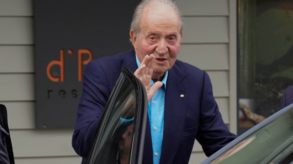 ARCHIV - Juan Carlos, Altkˆnig von Spanien, verl‰sst das Restaurant  ́d'Bertoa, wo er mit Freunden zu Mittag gegessen hat. Foto: ¡ngel DÌaz BriÒas/EUROPA PRESS/dpa