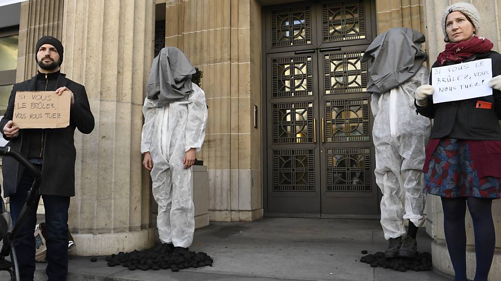 Nach der Credit Suisse steht die andere Schweizer Grossbank am Pranger. Klimaschützer führten eine Aktion bei einer UBS-Filiale in Lausanne durch.