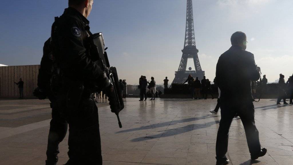 Ausnahmezustand in Paris: Die französische Regierung reagierte auf die Anschläge mit einer Welle von Razzien und Verhaftungen. Zwei der mutmasslichen Attentäter befinden sich dennoch weiter auf der Flucht.