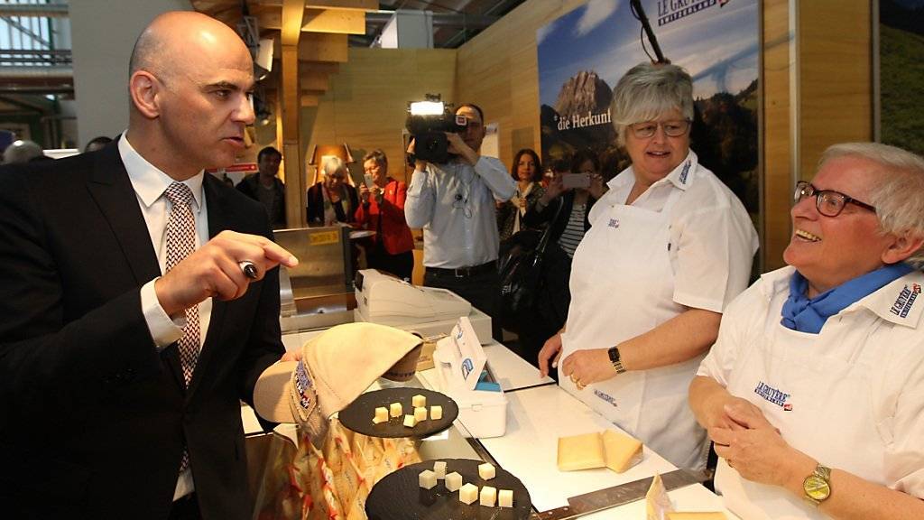Bundesrat Alain Berset hat am Freitag in Basel die 100. muba eröffnet. Auf seinem Rundgang durch die älteste Publikumsmesse der Schweiz stattete er auch einem Käsestand einen Besuch ab.