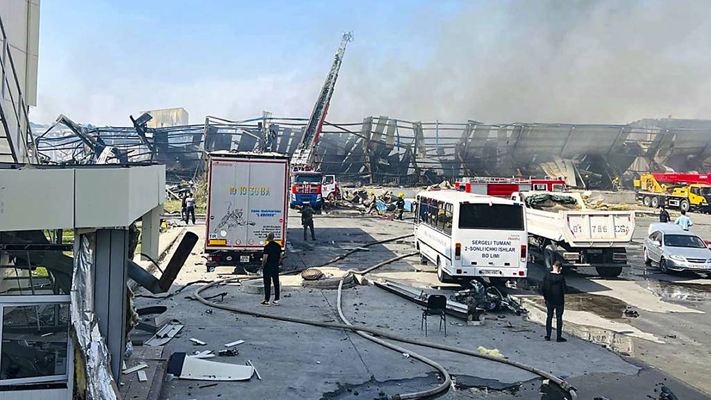 Feuerwehrleute arbeiten daran, ein Feuer in einer Lagerhalle  zu löschen. Am frühen Morgen kam es in einer Lagerhalle in der usbekischen Hauptstadt Taschkent zu einer massiven Explosion. Foto: Uncredited/Daryo news agency/AP/dpa