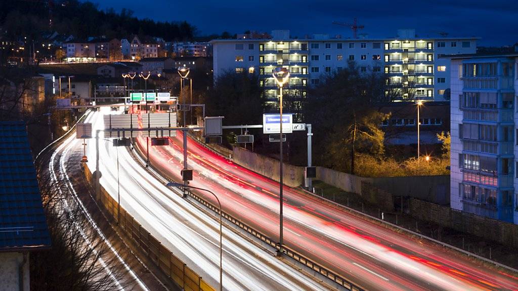 An dichtbefahrenen Strassen sind Menschen grossem Lärm ausgesetzt. Die Lärmliga Schweiz will nun das Problem mit Pilotprozessen angehen und fordert Temporeduktionen.