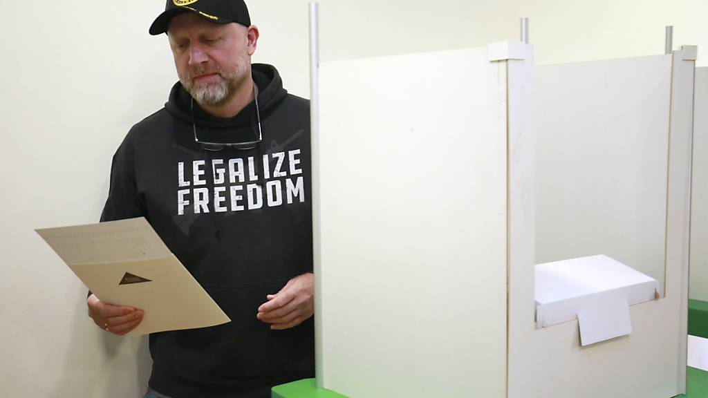 Surab Japaridse, Vorsitzender der Partei Girchi More Freedom, hält bei den Parlamentswahlen in Georgien seinen Stimmzettel in einem Wahllokal in Tiflis. Foto: Zurab Tsertsvadze/AP/dpa