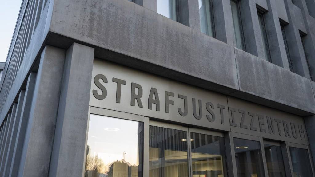 Der Prozess gegen einen 60-jährigen Schweizer, der im Jahr 2000 einen 21-jährigen Mann erschossen haben soll, begann am Montag am Baselbieter Strafgericht in Muttenz BL. (Archivbild)