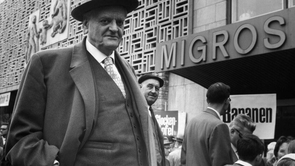 Migros-Gründer Gottlieb Duttweiler (1888-1962) vor einem seiner Läden in Zürich Oerlikon im Jahr 1960.