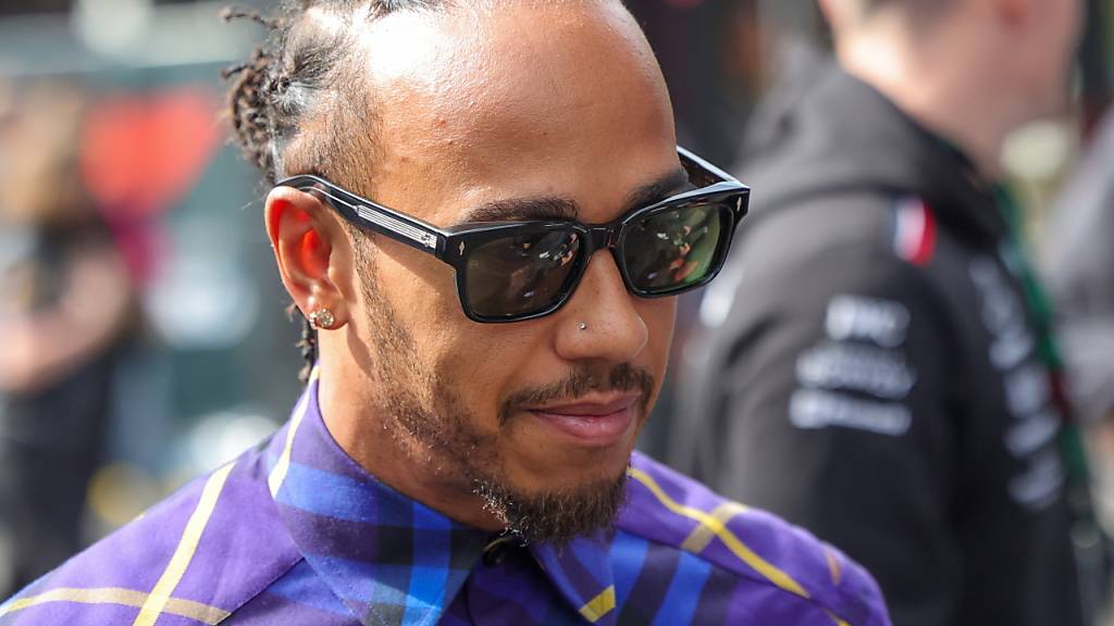 Lewis Hamilton ist auch in den nächsten zwei Formel-1-Saisons Fahrer des Teams Mercedes