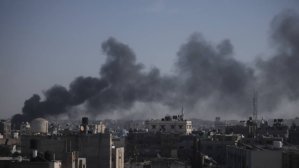 Rauch steigt nach einem israelischen Luftangriff über Gebäuden auf. Foto: Mohammed Dahman/AP/dpa
