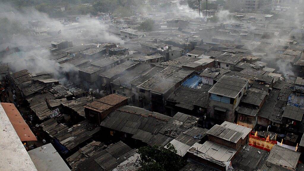 Verschmutzte Luft wie hier in Mumbai ist in grossen Städten Indiens einer Studie zufolge für sieben Prozent aller Todesfälle verantwortlich. (Archivbild)