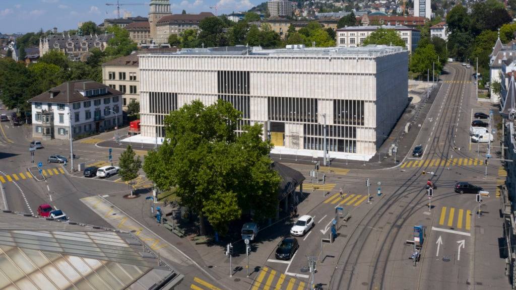 Bisher mehr Asphalt als Garten: Der Stadtrat will den Heimplatz vor Schauspielhaus und Kunsthaus aufwerten. Geplant ist ein «Place Jardin» mit Marmorboden. (Archivbild)