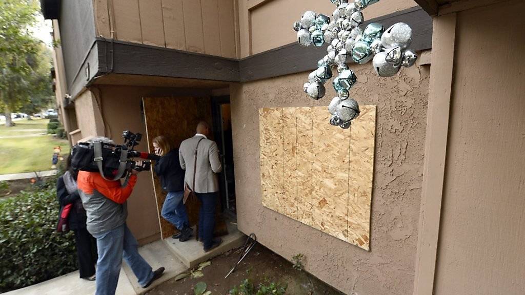 Medienvertreter stürmen die Wohnung des Ehepaars, das nach dem Attentat in Kalifornien erschossen wurde.