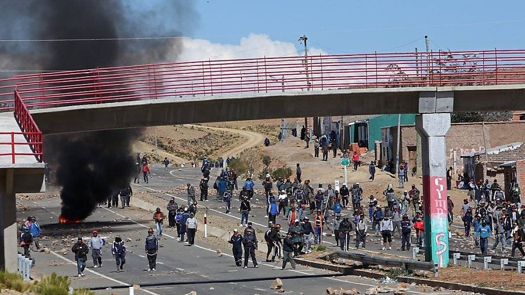 Heftige Auseinandersetzungen zwischen Bergarbeitern und der Polizei in Panduro, rund 160 Kilometer von Boliviens Hauptstadt La Paz entfernt: Laut unbestätigten Augenzeugenberichte soll der Vize-Innenminister zu Tode geprügelt worden sein.