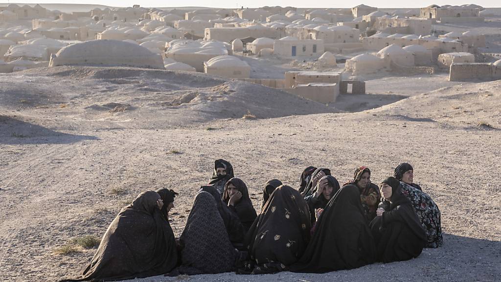 dpatopbilder - Afghanische Frauen trauern nach einem Erdbeben im Bezirk Zenda Jan in der Provinz Herat im Westen Afghanistans um Angehörige. Foto: Ebrahim Noroozi/AP/dpa