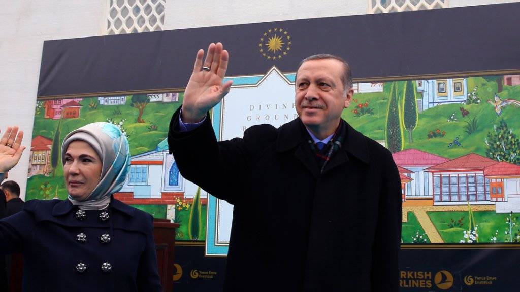 Der türkische Präsident Erdogan (rechts), hier mit Ehefrau, hat vorgeschlagen, Unterstützern der verbotenen Arbeiterpartei Kurdistans (PKK) die türkische Staatsbürgerschaft abzuerkennen.
