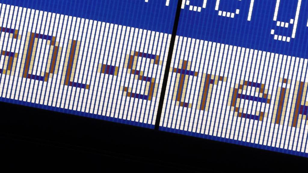 ARCHIV - Der Schriftzug «GDL-Streik» steht auf der Anzeigetafel in einem Bahnhof. Foto: Bernd Wüstneck/dpa
