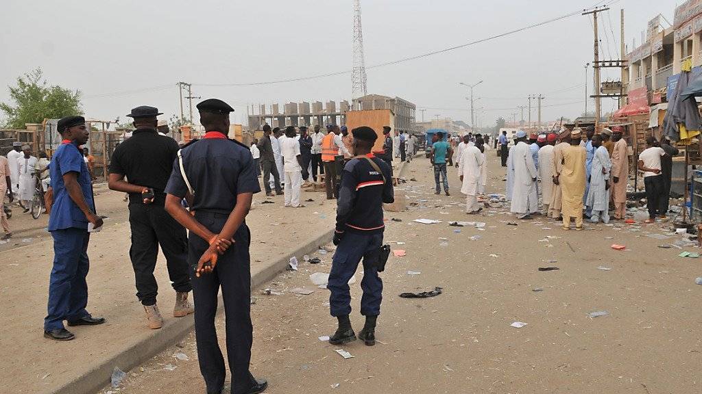 Polizisten nach einem früheren Boko-Haram-Anschlag in Kano: In drei Ortschaften haben die Islamisten am vergangenen Wochenende mindestens 30 Menschen massakriert. (Archivbild)
