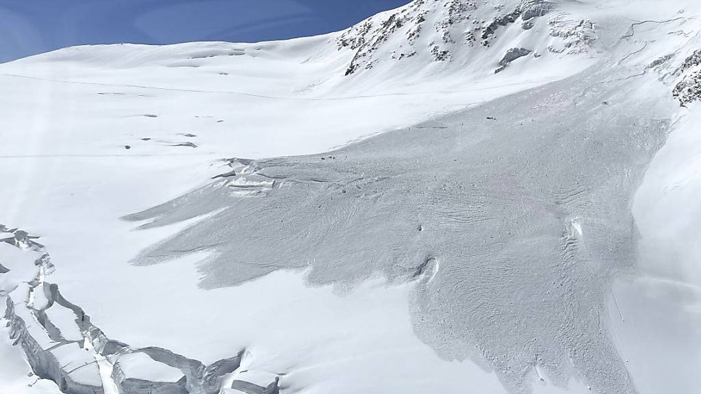 Die Lawinengefahr ist im Wallis derzeit besonders gross, wie die Behörden warnen. (Archivbild eines Lawinenabgangs im Wallis)