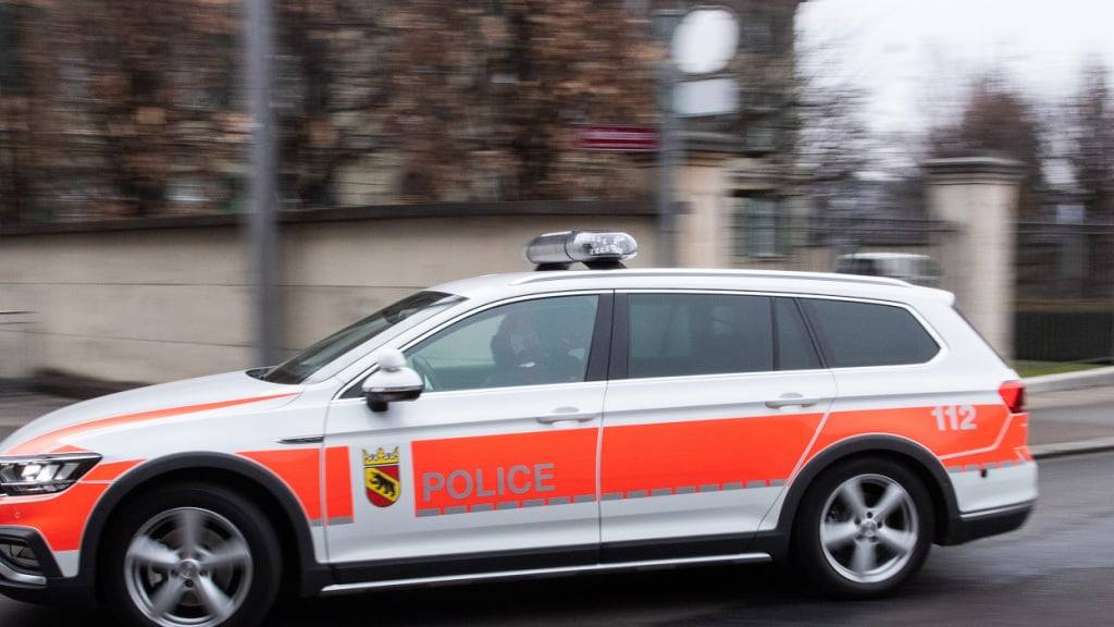 Ein Dienstfahrzeug der Berner Kantonspolizei im Einsatz. (Archivbild)