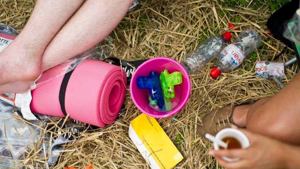Hier dürfte eine Verwechslung mit echten Waffen ausgeschlossen sein: Wasserpistolen liegen in einem Plastikkessel, an einem Openair. (Symbolbild)