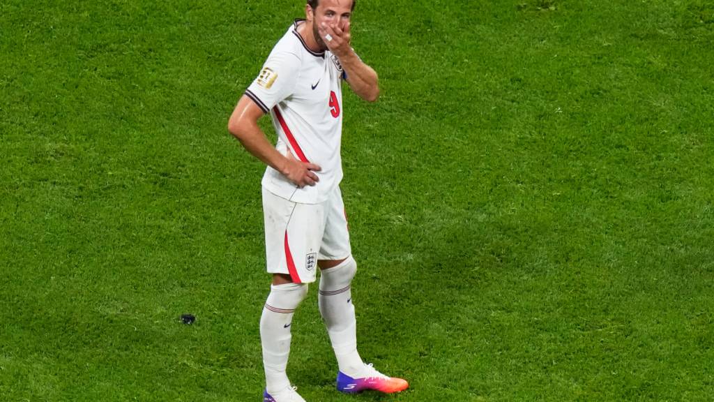 «Aus irgendeinem Grund verlieren wir dann das Momentum»: Harry Kane steht nach dem Schlusspfiff regungslos am Mittelkreis