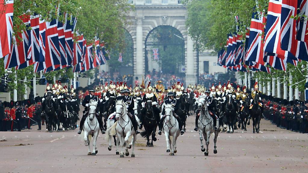 ARCHIV - Die Reiterprozession war seinerzeit Teil der Feierlichkeiten zum 60. Thronjubiläum von Queen Elizabeth II. Zum 70. Thronjubiläum der Königin in diesem Jahr soll in Großbritannien vier Tage lang gefeiert werden. Foto: dpa