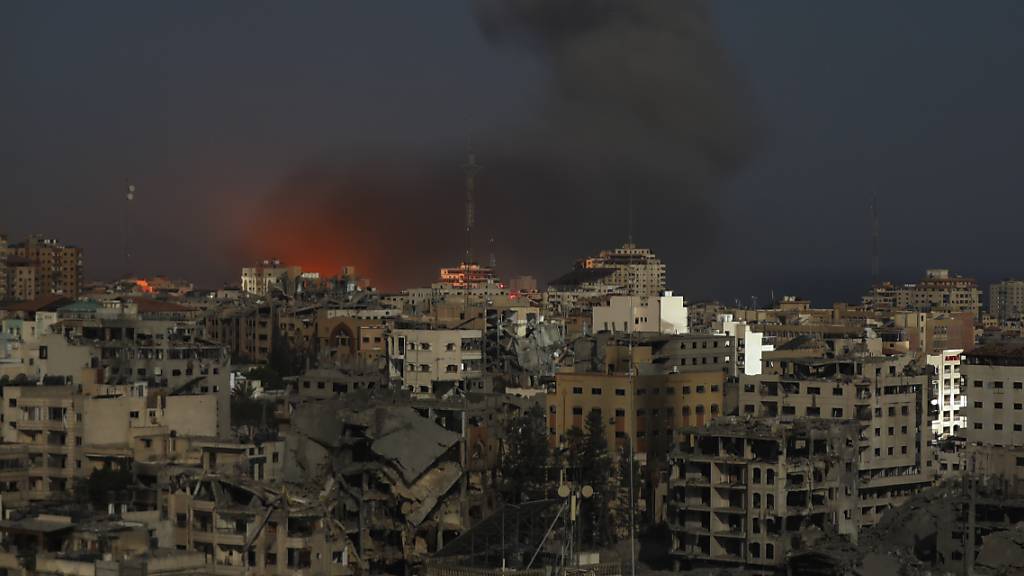 Rauch steigt nach israelischen Luftangriffen über Gaza-Stadt auf. Foto: Abed Khaled/AP/dpa