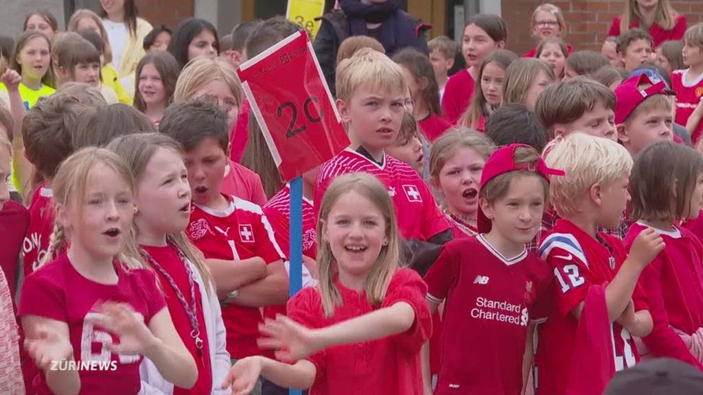 800 Schulkinder singen in Kilchberg ein Schullied