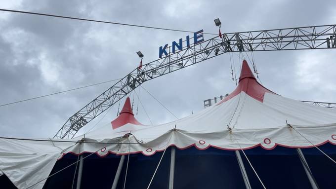 Circus Knie baut Zelt am Sechseläutenplatz auf