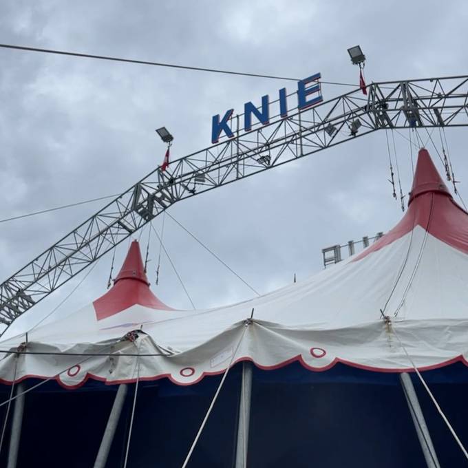Circus Knie baut Zelt am Sechseläutenplatz auf