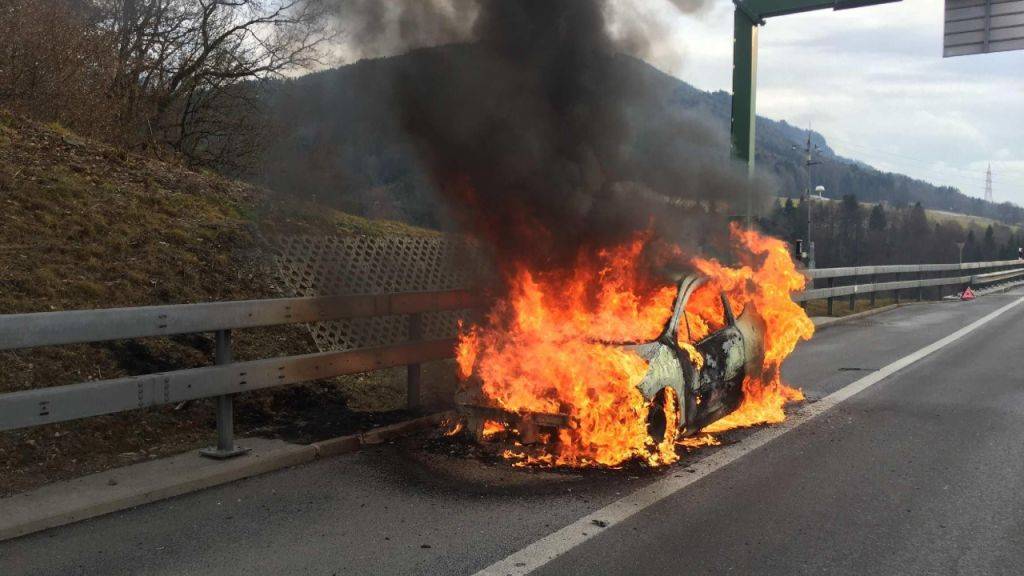 Auf der Autobahn A12 bei Châtel-St-Denis ist am Montag ein Auto ausgebrannt. Die Insassen bleiben unverletzt.