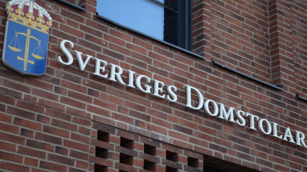 ARCHIV - Das Logo und der Schriftzug der schwedischen Gerichte (Sveriges Domstolar) sind am Amtsgericht von Malmö zu sehen. Foto: Steffen Trumpf/dpa