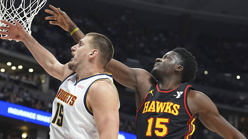 Atlantas Clint Capela im Zweikampf mit Nikola Jokic von den Denver Nuggets