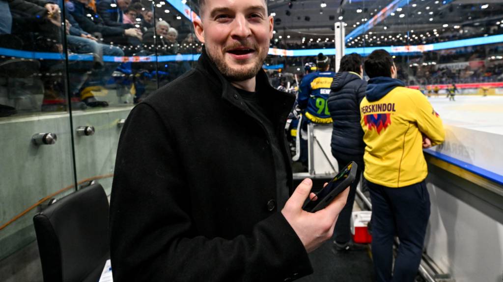 Der Blick auf das Resultat aus Kloten liess in der Leventina die Stimmung sinken: Ambri-Piottas Dominic Zwerger mit dem verzweifelten Blick auf das Handy