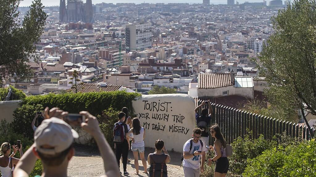 Aussicht auf Barcelona: Im Kampf gegen den Übertourismus will die Stadt bis Ende 2028 die Vermietung von Ferienwohnungen abschaffen. (Archivbild)