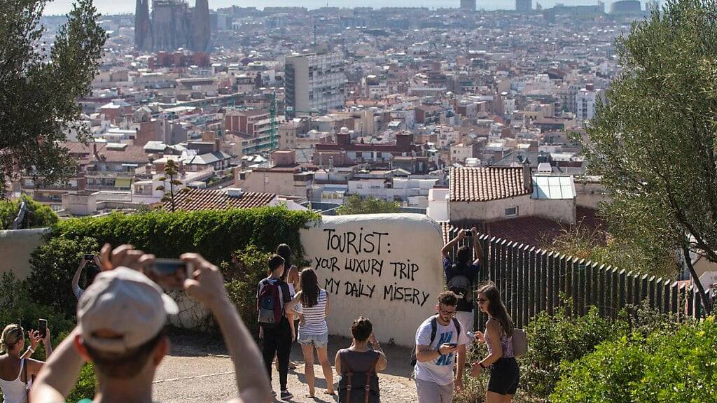 Aussicht auf Barcelona: Im Kampf gegen den Übertourismus will die Stadt bis Ende 2028 die Vermietung von Ferienwohnungen abschaffen. (Archivbild)