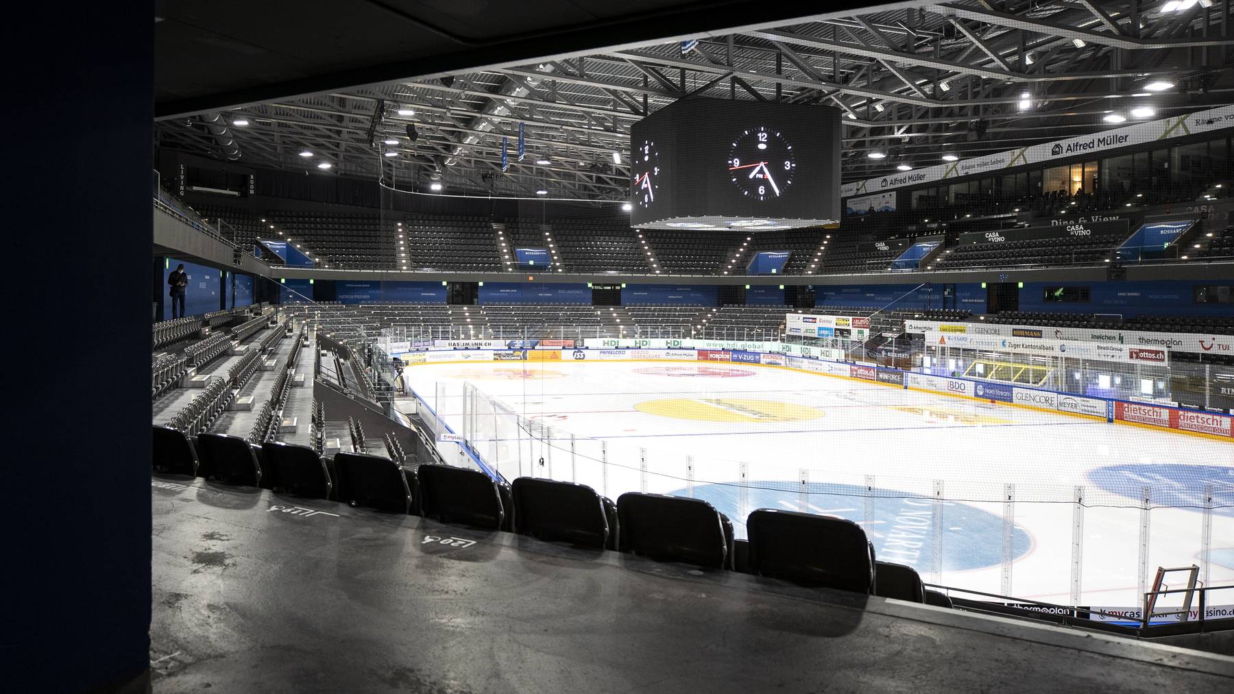 Das leere Eishockey Stadion, die Bossard Arena in Zug, weil das Spiel von heute Abend, EV Zug gegen HC Lugano, abgesagt wurde, aufgenommen am Freitag, 20. November 2020. Grund fuer die Absage war, dass der Gotthard-Tunnel gesperrt war. Fuer die Gaeste aus dem Tessin gab es mit ihrem Teambus auf der Autobahn kein Weiterkommen mehr.