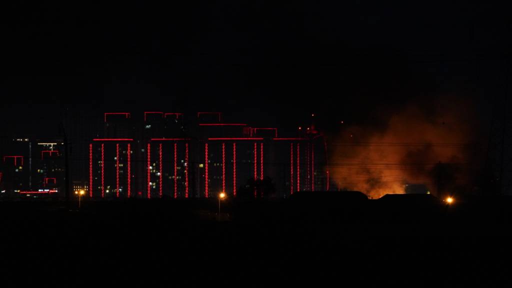 ARCHIV - Rauch und Flammen steigen in der Nähe des internationalen Flughafens von Erbil nach Explosionen auf, nachdem die Luftabwehrsysteme intensive Abfangoperationen durchgeführt haben. Erbil ist die Hauptstadt der Autonomen Region Kurdistan im Nordirak. Foto: Ismael Adnan/dpa