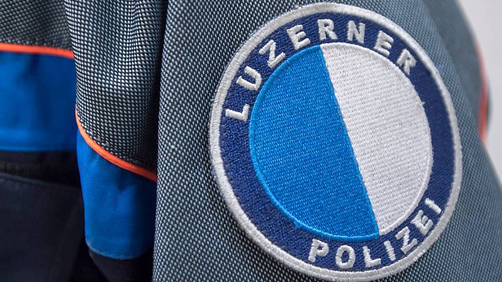 Die Luzerner Polizei hat einen Taschendieb, der mit dem Motorrad unterwegs war, festgenommen. (Symbolbild)