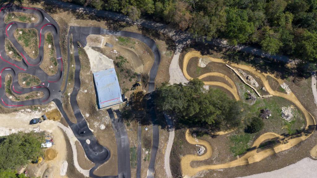 Luftaufnahme vom Jura Bike Park in Pruntrut JU mit den Pumptracks, zwei Jump-Strecken und Flowtrail- und Skilltrail-Strecken (von links).