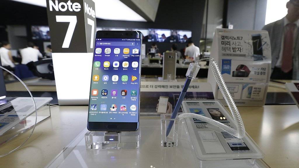 Das Smartphone Galaxy Note 7 wird wegen Brandgefahr zurückgerufen. Nun sollen Nutzer das Gerät gar nicht mehr einschalten, teilt Samsung mit.