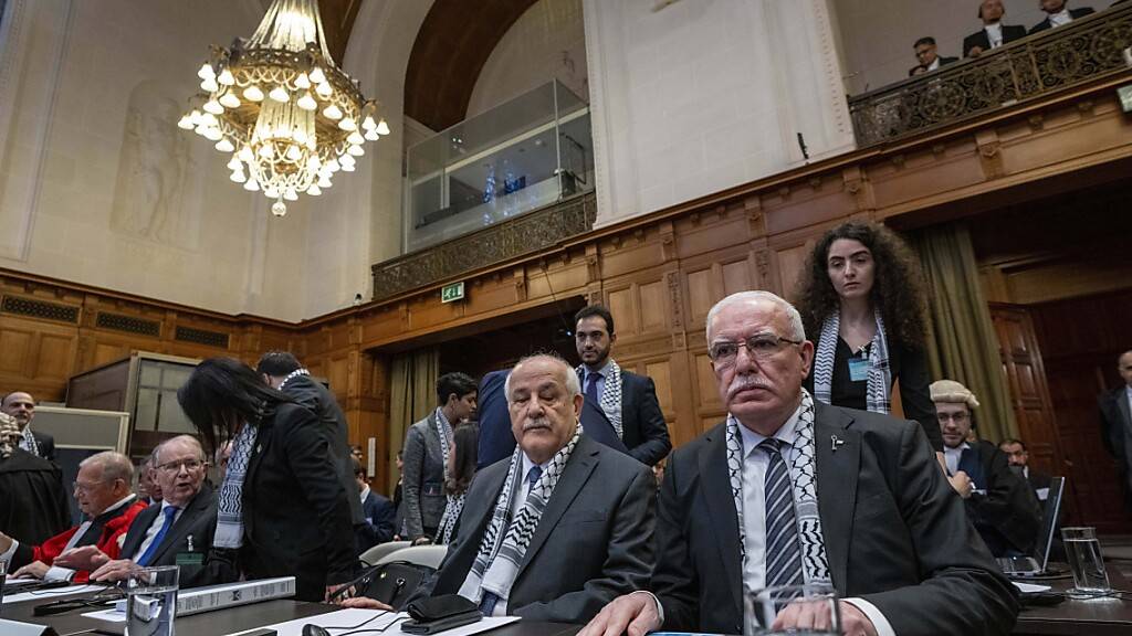 Riyad Al-Maliki (r), der Außenminister der Palästinensischen Autonomiebehörde, und Riyad Mansour, Vertreter der Palästinensischen Autonomiebehörde bei den Vereinten Nationen, bei der Anhörung vor dem Internationalen Gerichtshof in Den Haag. Foto: Peter Dejong/AP/dpa