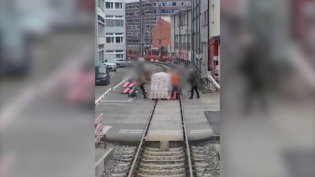 Gefährliche Situation in Zürich-Binz: Männer bleiben mit Paletthubwagen auf Bahngleis stecken