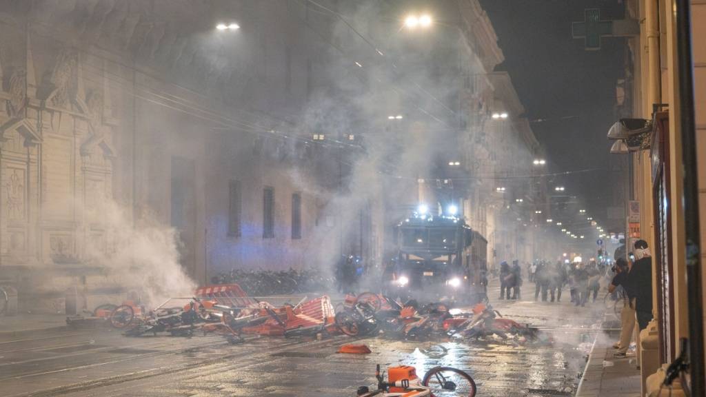 Krawalle nach Tod von Einwanderer in Bologna