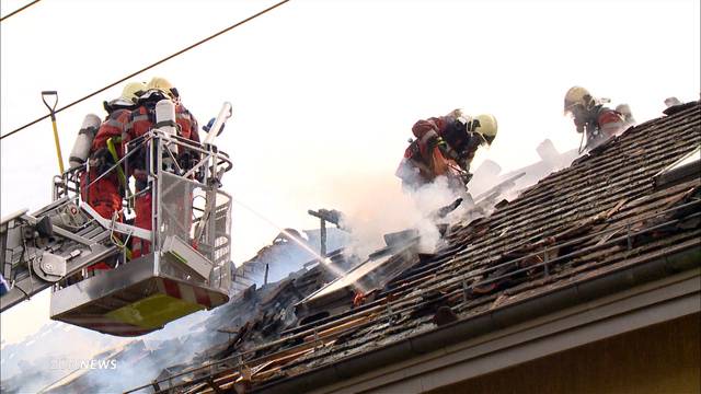 Mehrfamilienhaus steht in Flammen